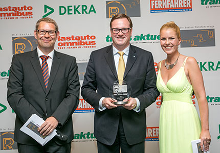 Bernard Krone (в центре) получает награду от ETM